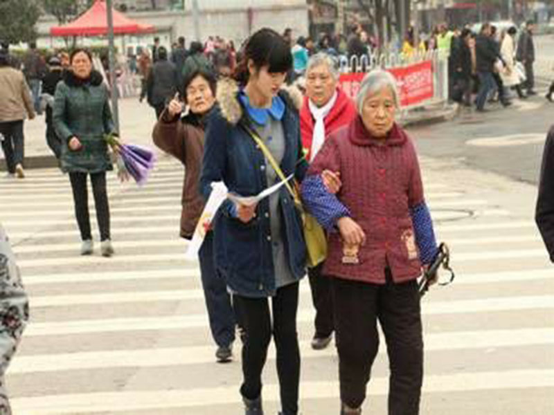 《扶老奶奶过马路》